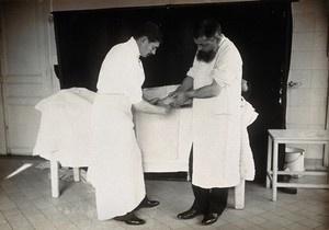 view F. Lejars examining a patient. Photograph by E. Guillot.