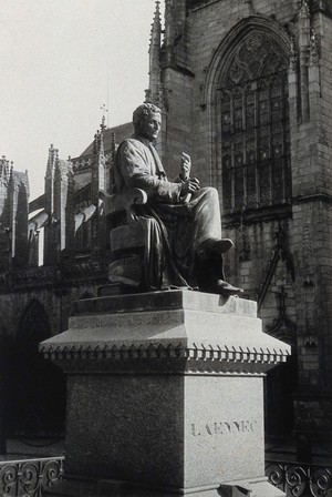 view René Théophile Hyacinthe Laennec. Photograph after a statue.