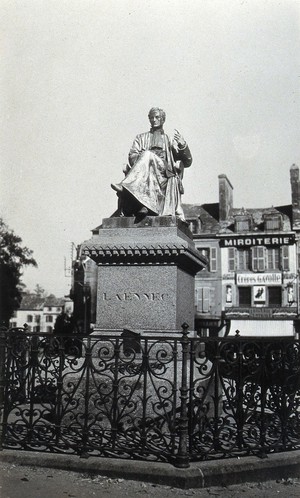 view René Théophile Hyacinthe Laennec. Photograph after a statue.