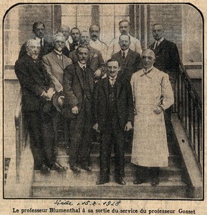 view Ferdinand Blumenthal and Antonin Gosset, standing on the steps of the Salpétrière (?) with a group of colleagues. Process print, 1928.