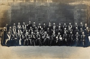 view St Bartholomew's Hospital, London: group portrait in academic costume. Photograph, c.1908.