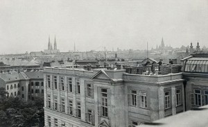 view University Children's Hospital, Vienna: children and nurses on the roof garden, overlooking south-east Vienna. Photograph, 1921.