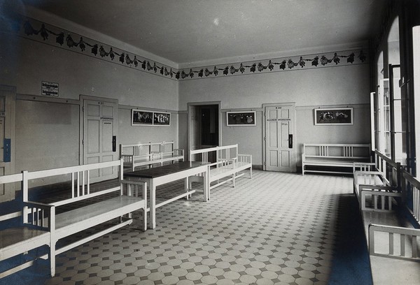 University Children's Hospital, Vienna: a seated waiting area in the out-patients' department. Photograph, 1921.