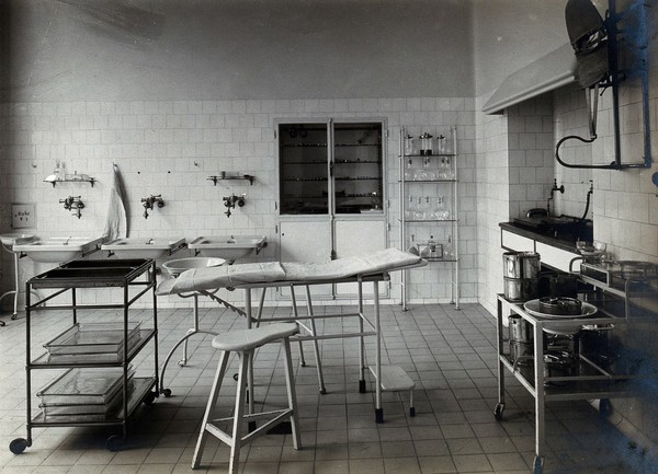 University Children's Hospital, Vienna: a surgical treatment room in the out-patients' department. Photograph, 1921.
