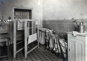 view University Children's Hospital, Vienna: the laundry. Photograph, 1921.