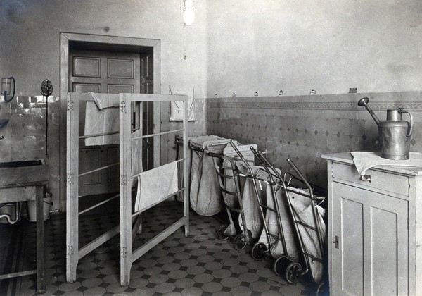University Children's Hospital, Vienna: the laundry. Photograph, 1921.