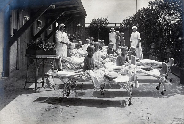 University Children's Hospital, Vienna: children on portable beds in the outdoor section. Photograph, 1921.