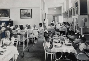 view University Children's Hospital, Vienna: the dining area for the outdoor ward. Photograph, 1921.
