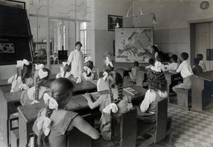 view University Children's Hospital, Vienna: children learning geography in the hospital school. Photograph, 1921.