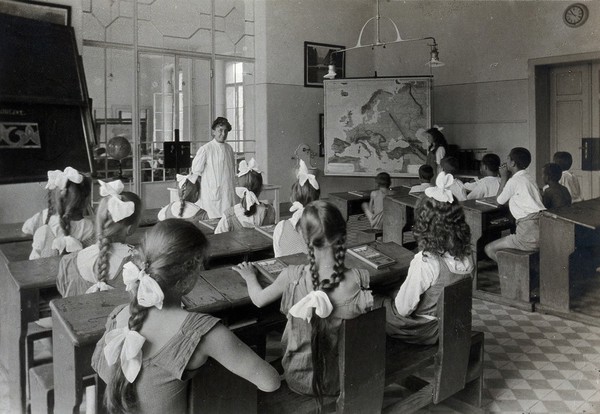 University Children's Hospital, Vienna: children learning geography in the hospital school. Photograph, 1921.