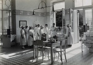 view University Children's Hospital, Vienna: doctors and nurses in the Escherich building. Photograph, 1921.