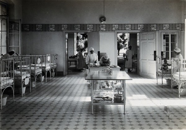 University Children's Hospital, Vienna: a ward in the Escherich building. Photograph, 1921.