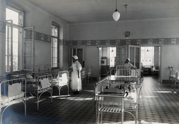 University Children's Hospital, Vienna: an educational ward in the Escherich section. Photograph, 1921.