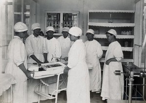 view University Children's Hospital, Vienna: a nurse demonstrating surgical instruments to other nurses in the Heubner section for infectious diseases. Photograph, 1921.