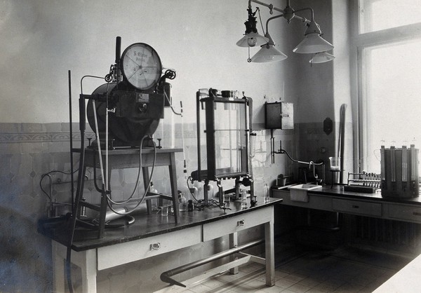 University Children's Hospital, Vienna: a workroom in the laboratory. Photograph, 1921.