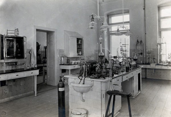 University Children's Hospital, Vienna: a work bench in the laboratory. Photograph, 1921.