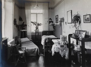 view University Children's Hospital, Vienna: a nurse's flat. Photograph, 1921.