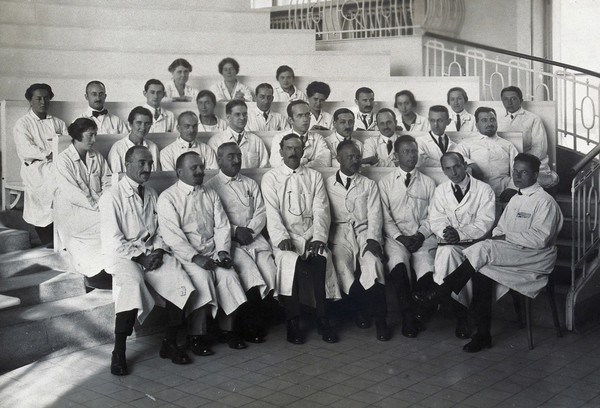 University Children's Hospital, Vienna: hospital staff in the lecture hall. Photograph, 1921.