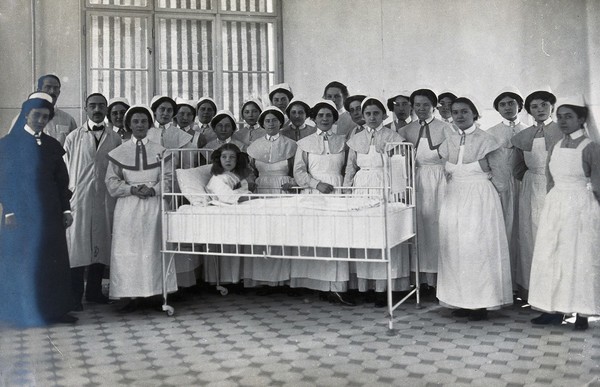 University Children's Hospital, Vienna: portrait of nursing staff with a female child patient. Photograph, 1921.