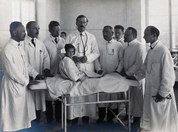 University Children's Hospital, Vienna: doctors with a female child patient. Photograph, 1921.