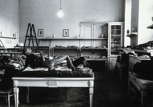 view Institut für Geschichte der Medizin, Vienna: anatomical wax models from the Josephinum prepared for display. Photograph, 1964.