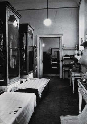 Institut für Geschichte der Medizin, Vienna: anatomical wax models, urns, etc. of the Josephinum in storage awaiting completion of the refurbishment. Photograph, 1964.