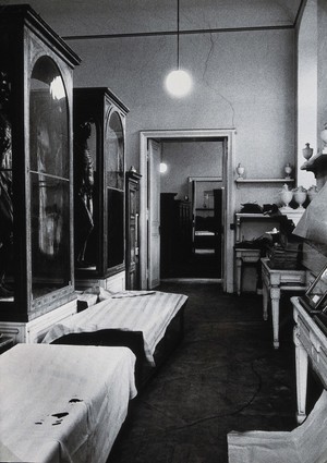 view Institut für Geschichte der Medizin, Vienna: anatomical wax models, urns, etc. of the Josephinum in storage awaiting completion of the refurbishment. Photograph, 1964.