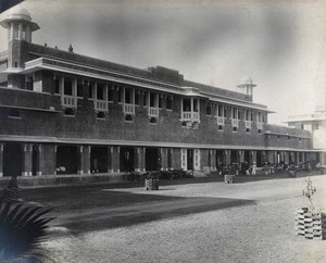 view Lady Hardinge Medical College and Hospital, Delhi: the main building. Photograph, 1921.