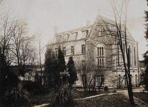 view Military Hospital V.R. 76, Ris-Orangis, France: gate house. Photograph, 1916.