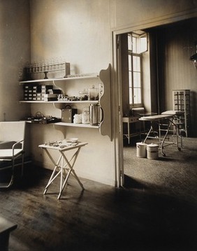 Military Hospital V.R. 76, Ris-Orangis, France: operating theatre. Photograph, 1916.