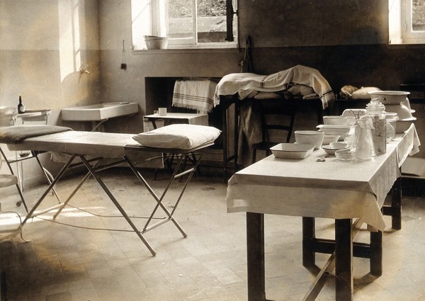 Military Hospital V.R. 76, Ris-Orangis, France: room for dressing wounds. Photograph, 1916.