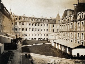 view Military Hospital V.R. 76, Ris-Orangis, France: Lycée Pasteur in Neuilly. Photograph, 1916.