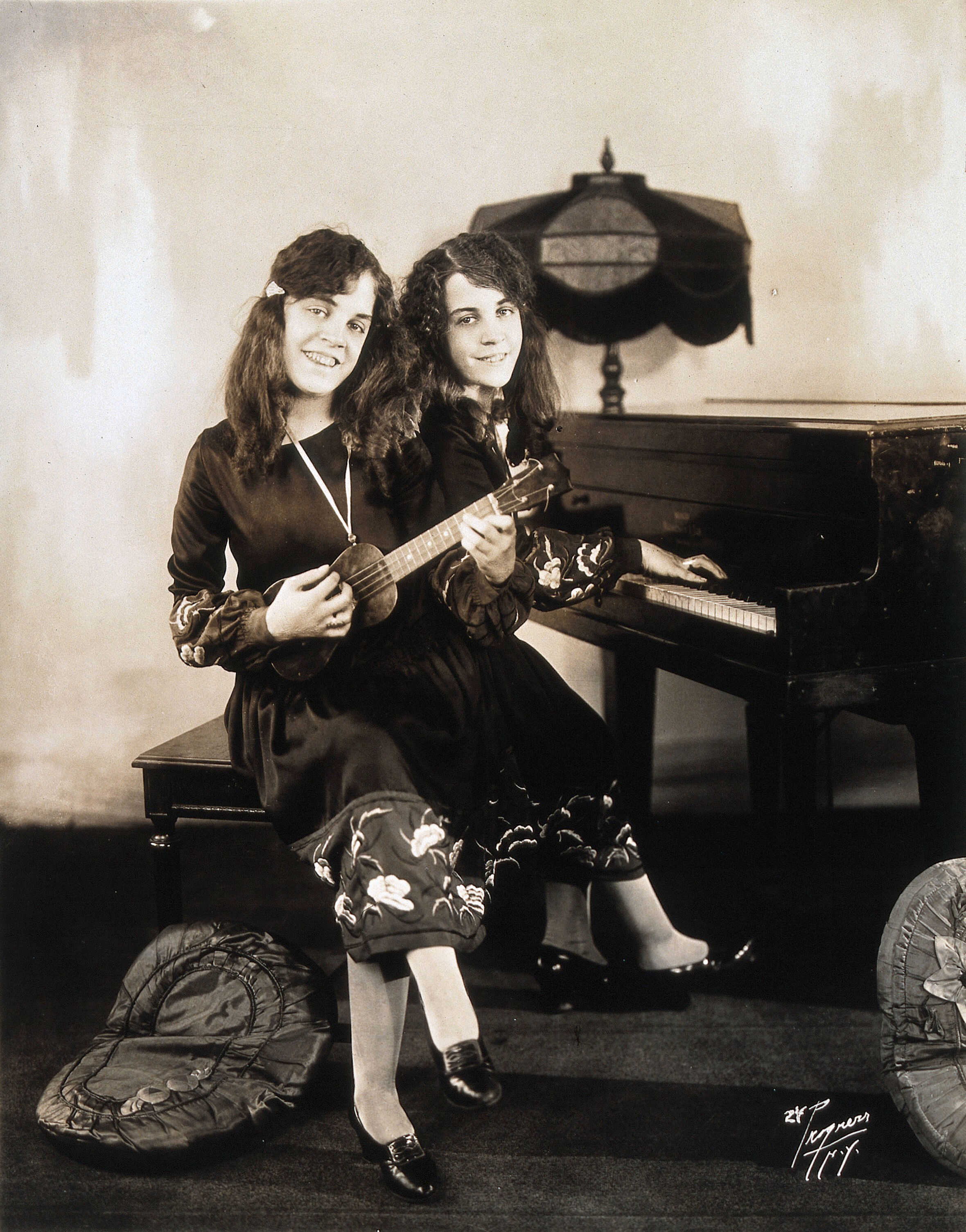Daisy And Violet Hilton Conjoined Twins Playing Piano And Ukulele Photograph C 1927 Wellcome Collection