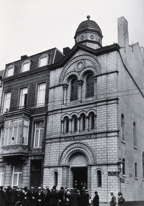 Temple of the Antoinistes, Liège: the congregation leaving the church. Photograph by Kurt Lubinski, 1920/1940.