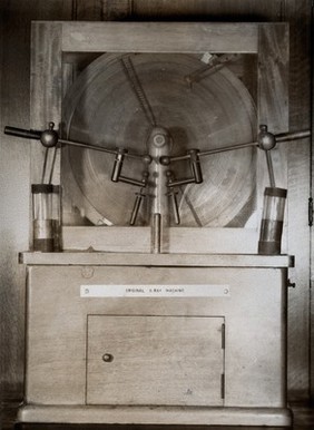 X-ray machine used by the physiologist Walter Bradford Cannon to investigate the mechanical process of digestion, 1896/1898. Colour photograph.