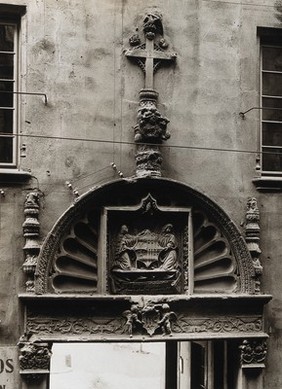 Hospital de la Santa Cruz, Barcelona: detail of the timpanum over the door leading through to the courtyard. Photograph by Arxiv Mas.