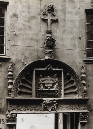 view Hospital de la Santa Cruz, Barcelona: detail of the timpanum over the door leading through to the courtyard. Photograph by Arxiv Mas.