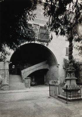 Hospital de la Santa Cruz, Barcelona: a staircase leading up to the women's department. Photograph.