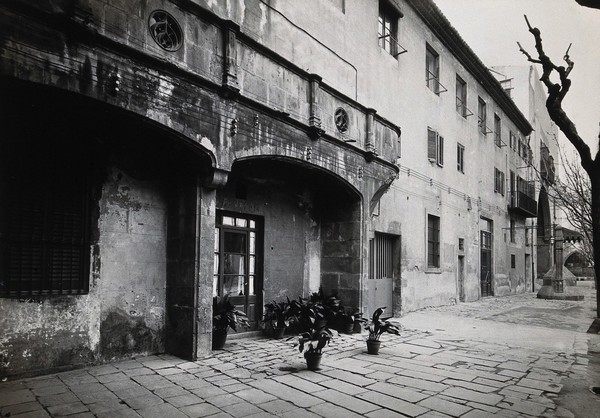 Hospital de la Santa Cruz, Barcelona: a long view of the courtyard. Photograph.