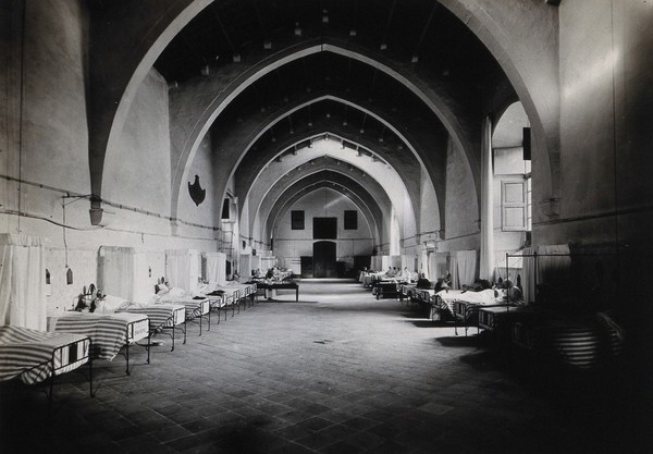 Hospital de la Santa Cruz, Barcelona: ward of Santa Eulalia. Photograph, ca.1900.