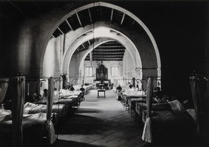 view Hospital de la Santa Cruz, Barcelona: ward of St. John the Baptist. Photograph, ca.1900.