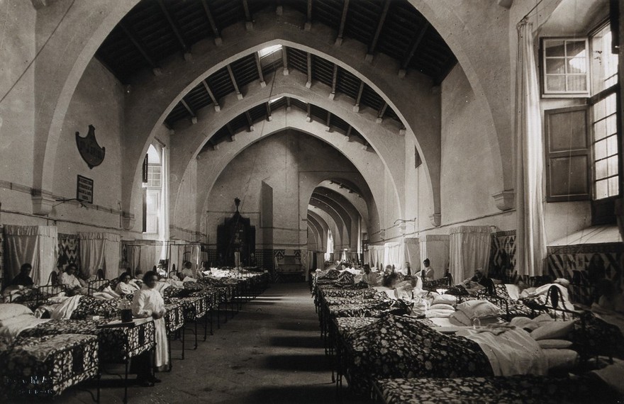 Hospital de la Santa Cruz, Barcelona: ward of San Joé Oriol. Photograph, ca.1900.