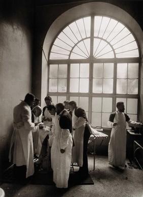 Hospital de la Santa Cruz, Barcelona: Dr. Esquerdo's clinic. Photograph, ca.1900.