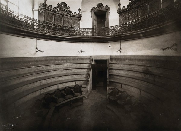 Hospital de la Santa Cruz, Barcelona: the amphitheatre. Photograph, ca.1900.