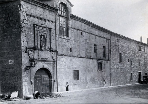 Hospital de San Julian y San Quirce, Burgos: exterior. Photograph, ca.1900.