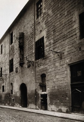 Hospital de la Santa María, Lérida: exterior. Photograph, ca.1900.