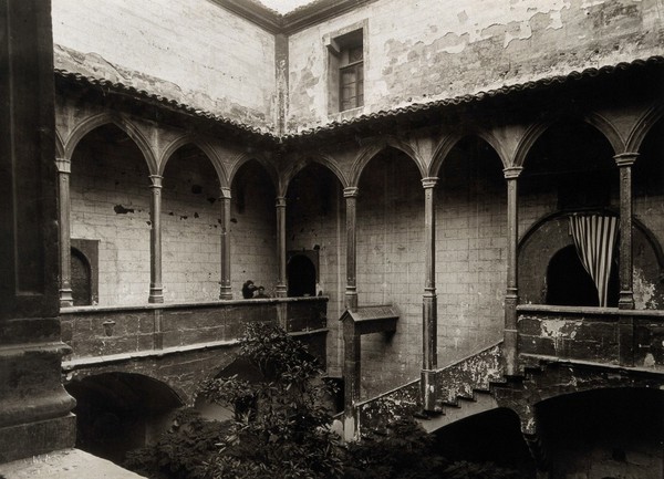 Hospital de la Santa María, Lérida: view of the staircase to the courtyard. Photograph, ca.1900.