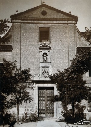 view Hospital, Medina del Campo: exterior with doorway. Photograph, ca.1900.