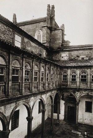 view Hospital Real, Santiago de Compostela: view of the courtyard. Photograph, ca.1900.