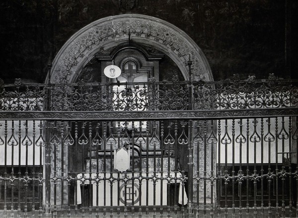 Hospital Real, Santiago de Compostela: ornamented iron grille and altar in the entrance hall. Photograph, ca.1900.